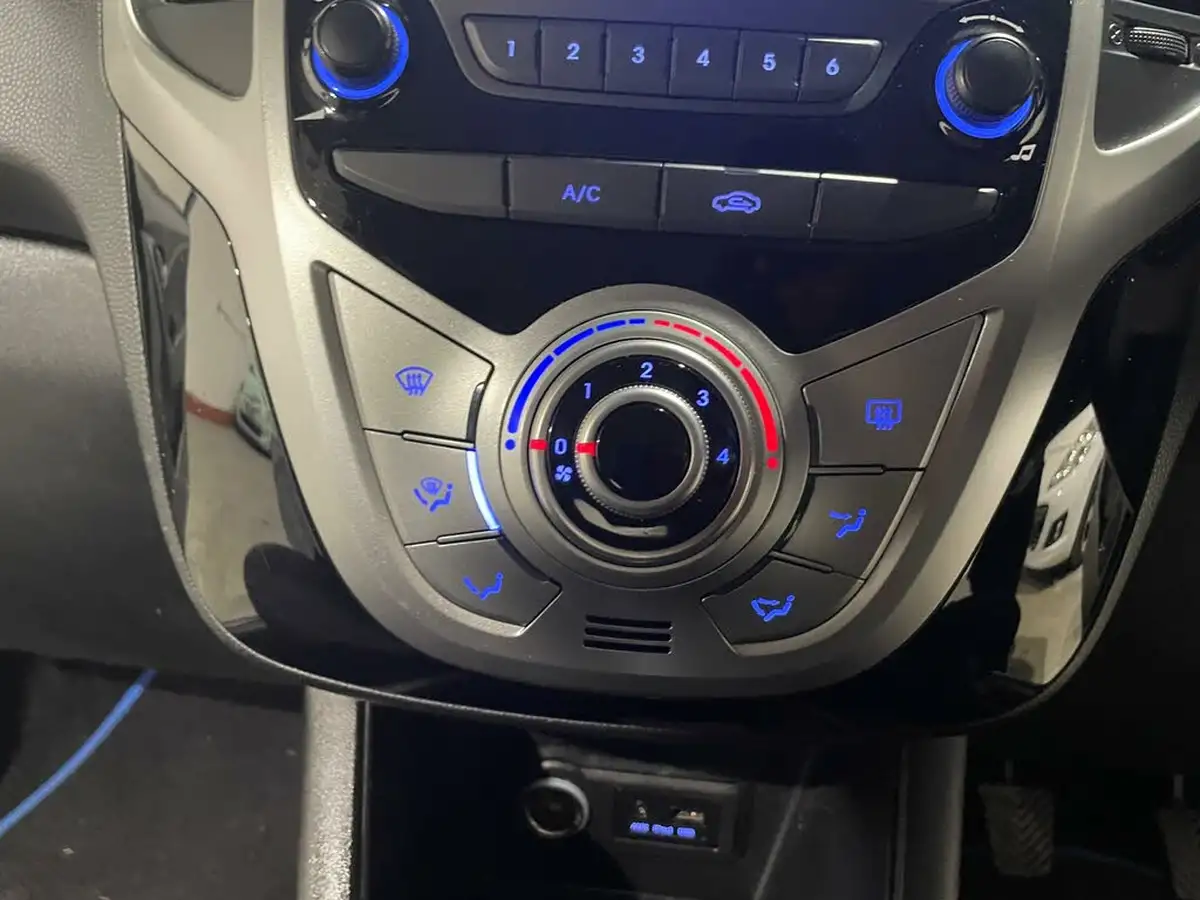 2014-hyundai-ix20-14-active-90ps-big-34