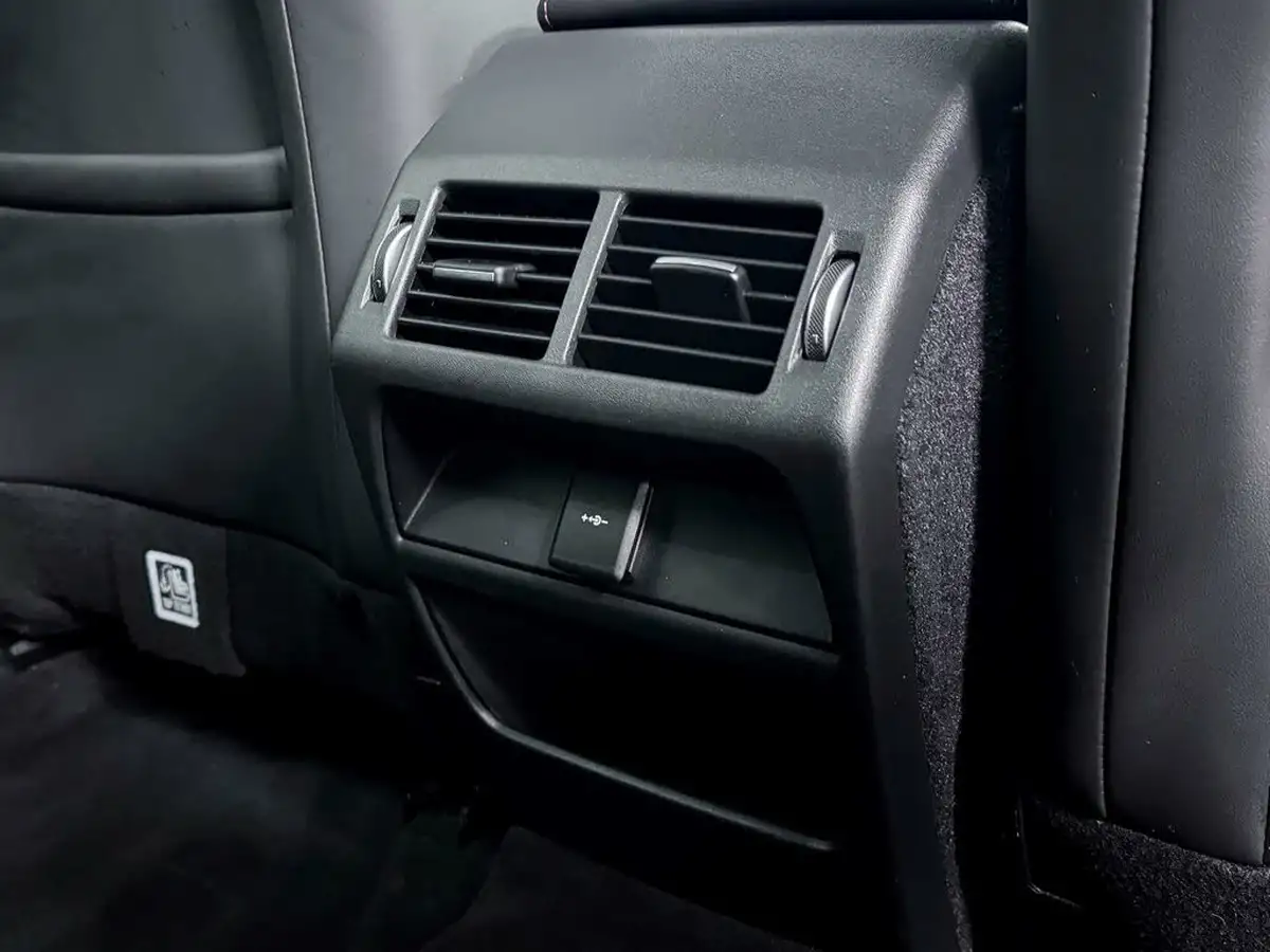 2022-land-rover-discovery-sport-15-p300e-r-dynamic-hse-big-47