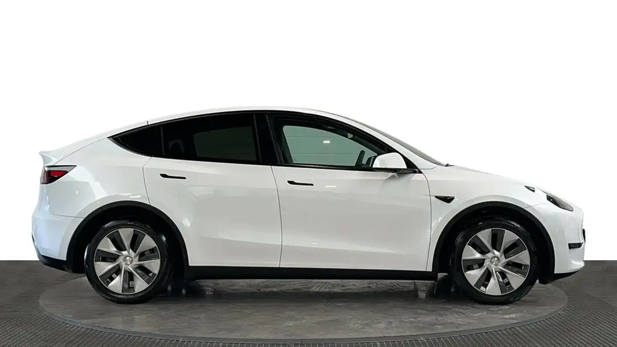 2024-tesla-model-y-e-long-range-306bhp-awd-big-2