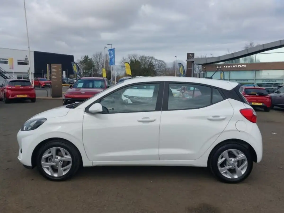 2022-hyundai-i10-10-se-connect-auto-big-3