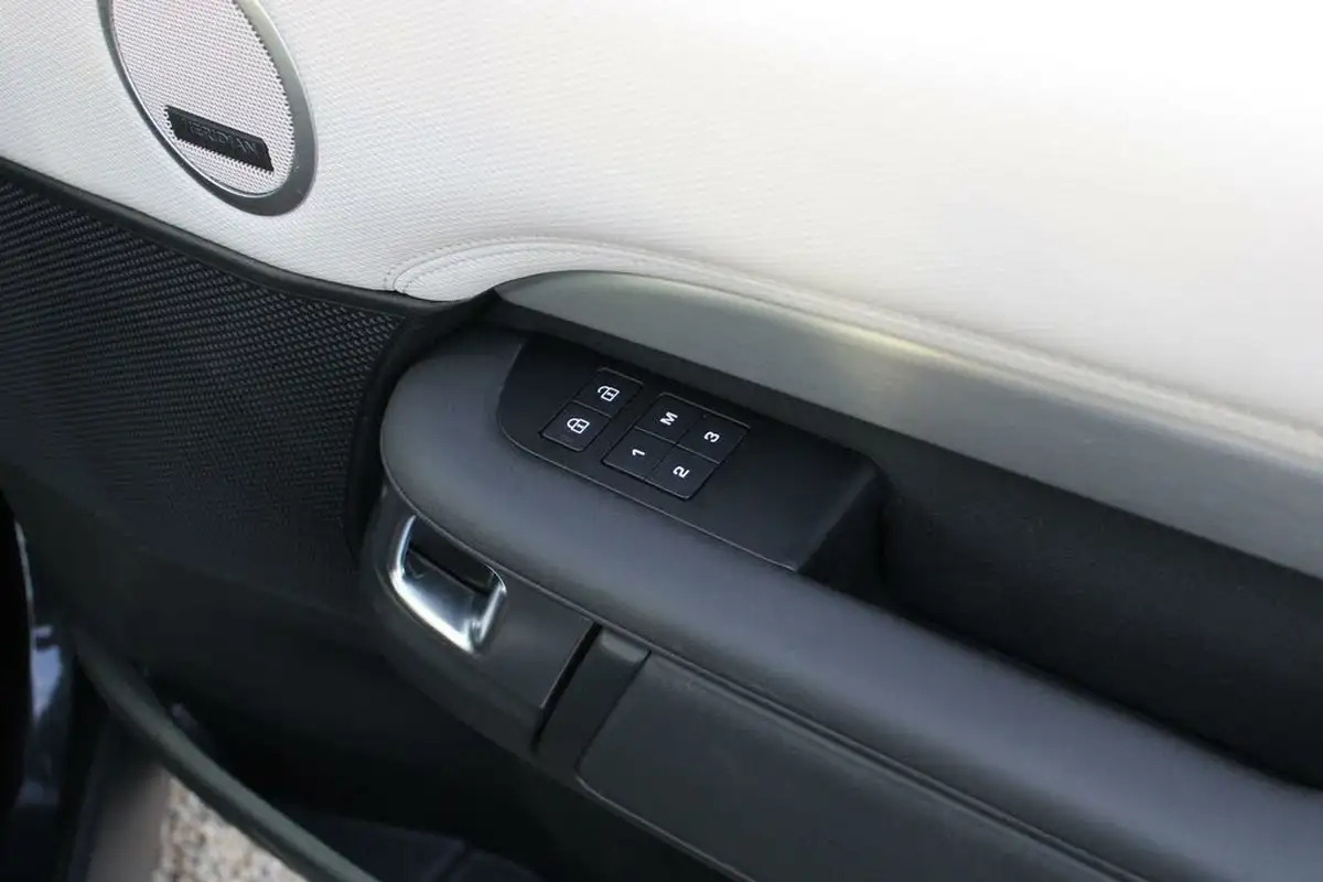 2021-land-rover-discovery-30-d300-r-dynamic-se-big-34