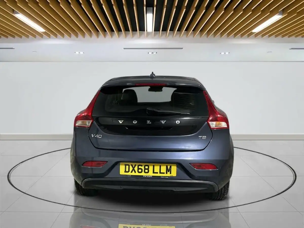 2018-volvo-v40-15-t2-momentum-nav-plus-big-3