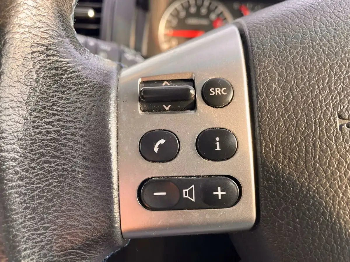 2012-nissan-note-14-n-tec-big-33