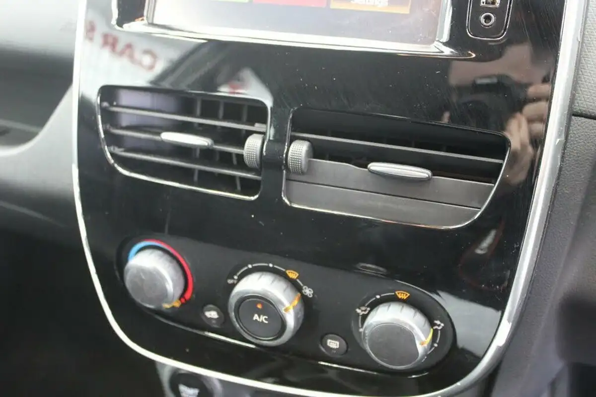 2016-renault-clio-09-tce-dynamique-nav-big-36