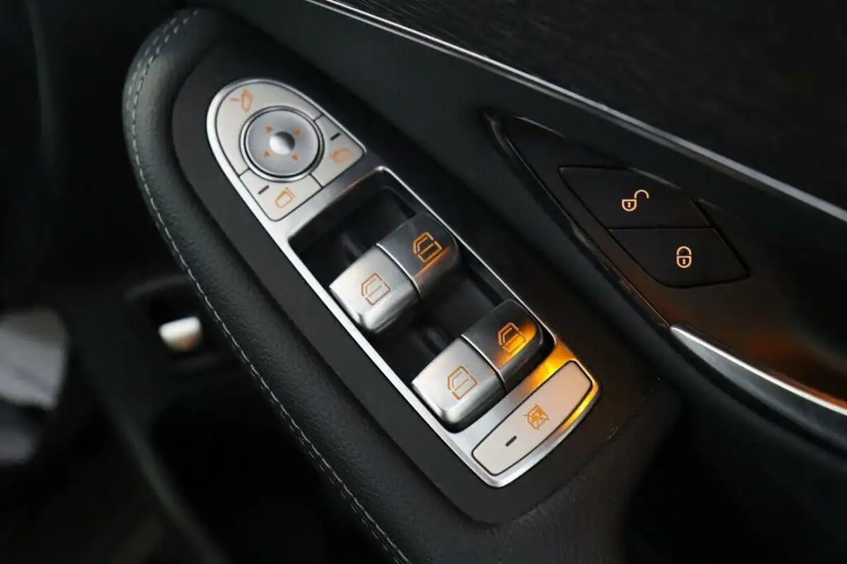 2020-mercedes-benz-glc-class-20d-glc220d-amg-line-station-wagon-5d-4matic-plus-big-36