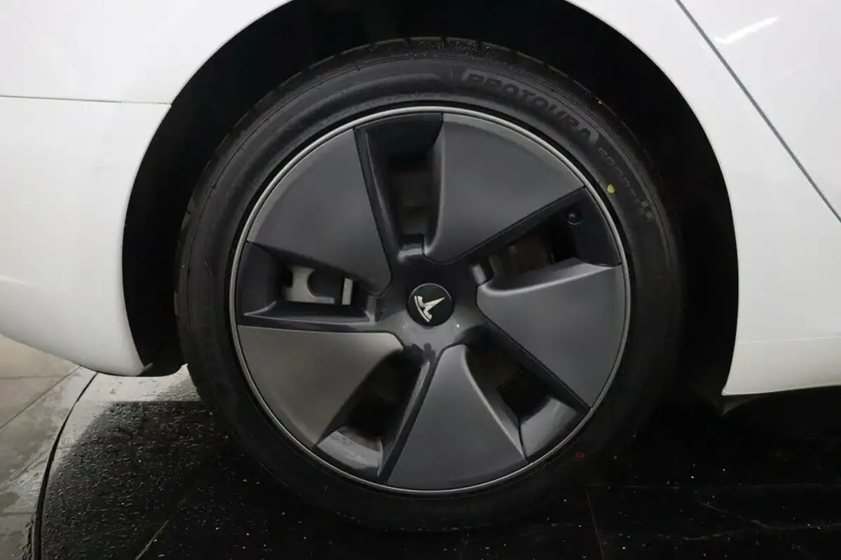 2022-tesla-model-3-e-rwd-big-33