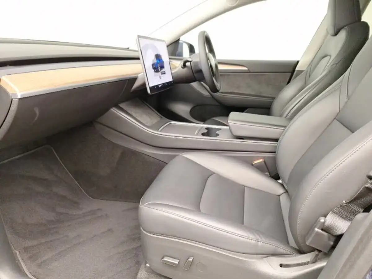 2022-tesla-model-y-e-long-range-big-4