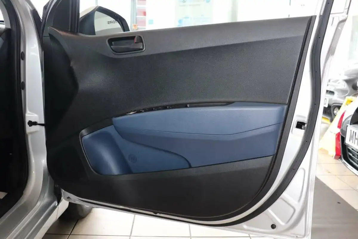 2015-hyundai-i10-12-se-auto-big-45