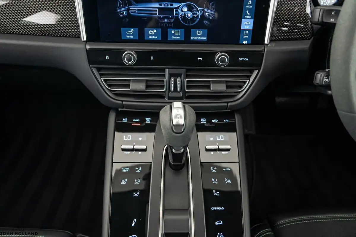 2023-porsche-macan-29-v6-gts-big-39