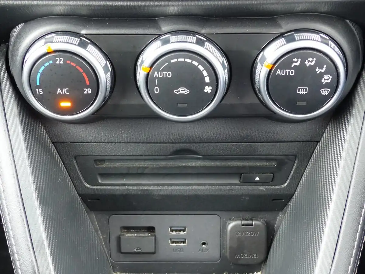 2019-mazda-mazda2-15-sport-nav-big-13