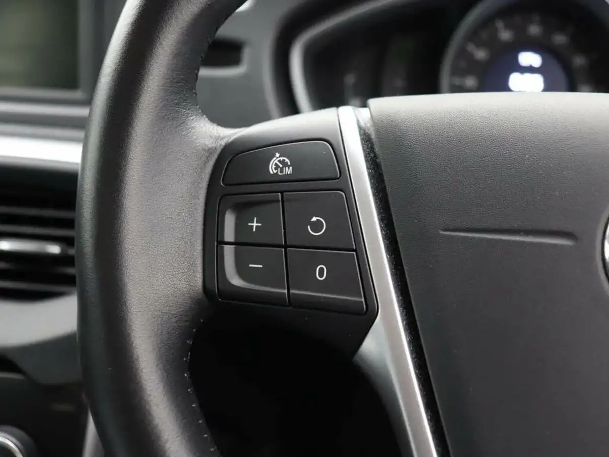 2018-volvo-v40-20-t3-cross-country-big-21