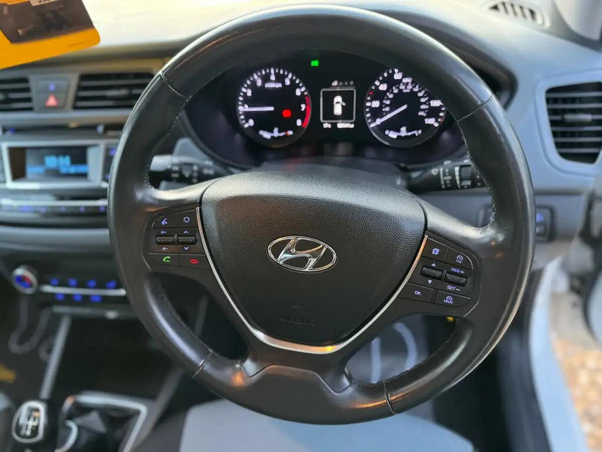 2016-hyundai-i20-10-premium-100ps-big-24