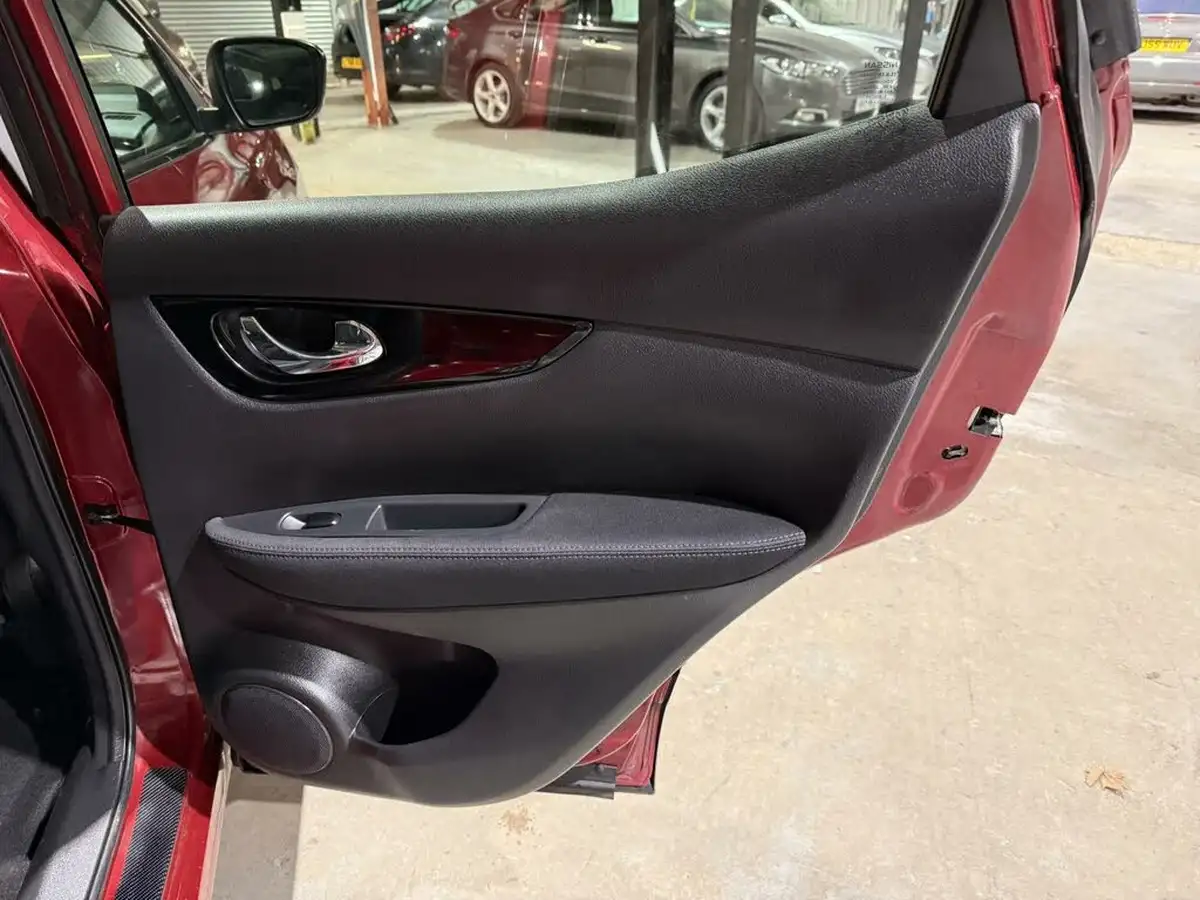 2014-nissan-qashqai-15dci-acenta-premium-big-16