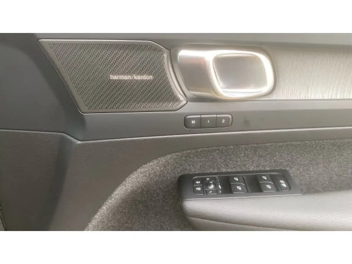 2024-volvo-xc40-20-b4-ultra-bright-big-14