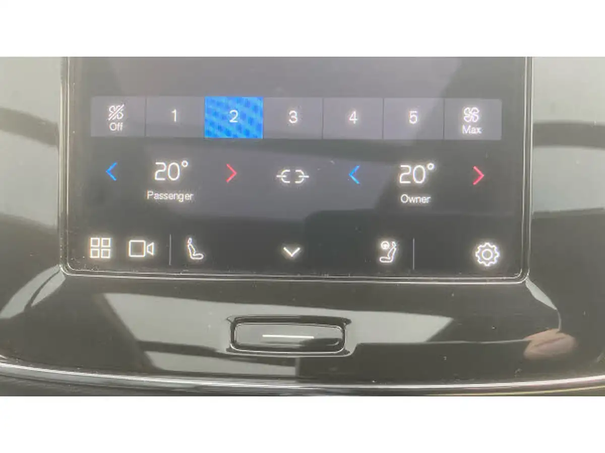 2024-volvo-xc40-20-b4-ultra-bright-big-38