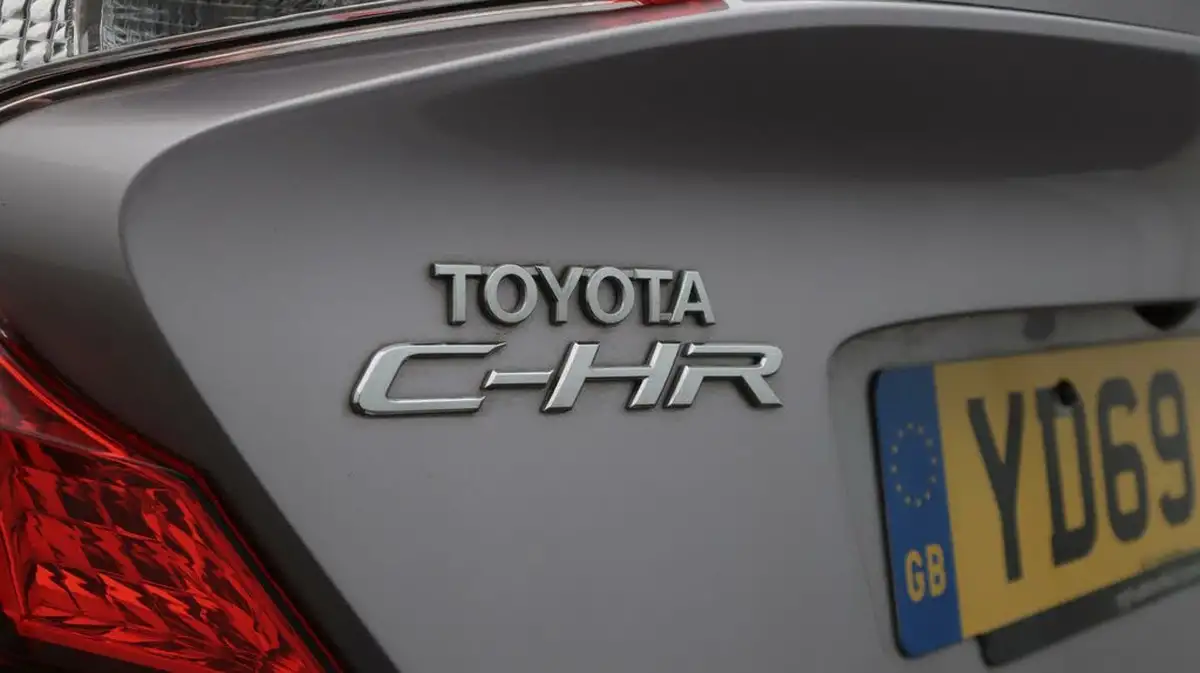 2019-toyota-c-hr-18-vvt-i-design-big-20