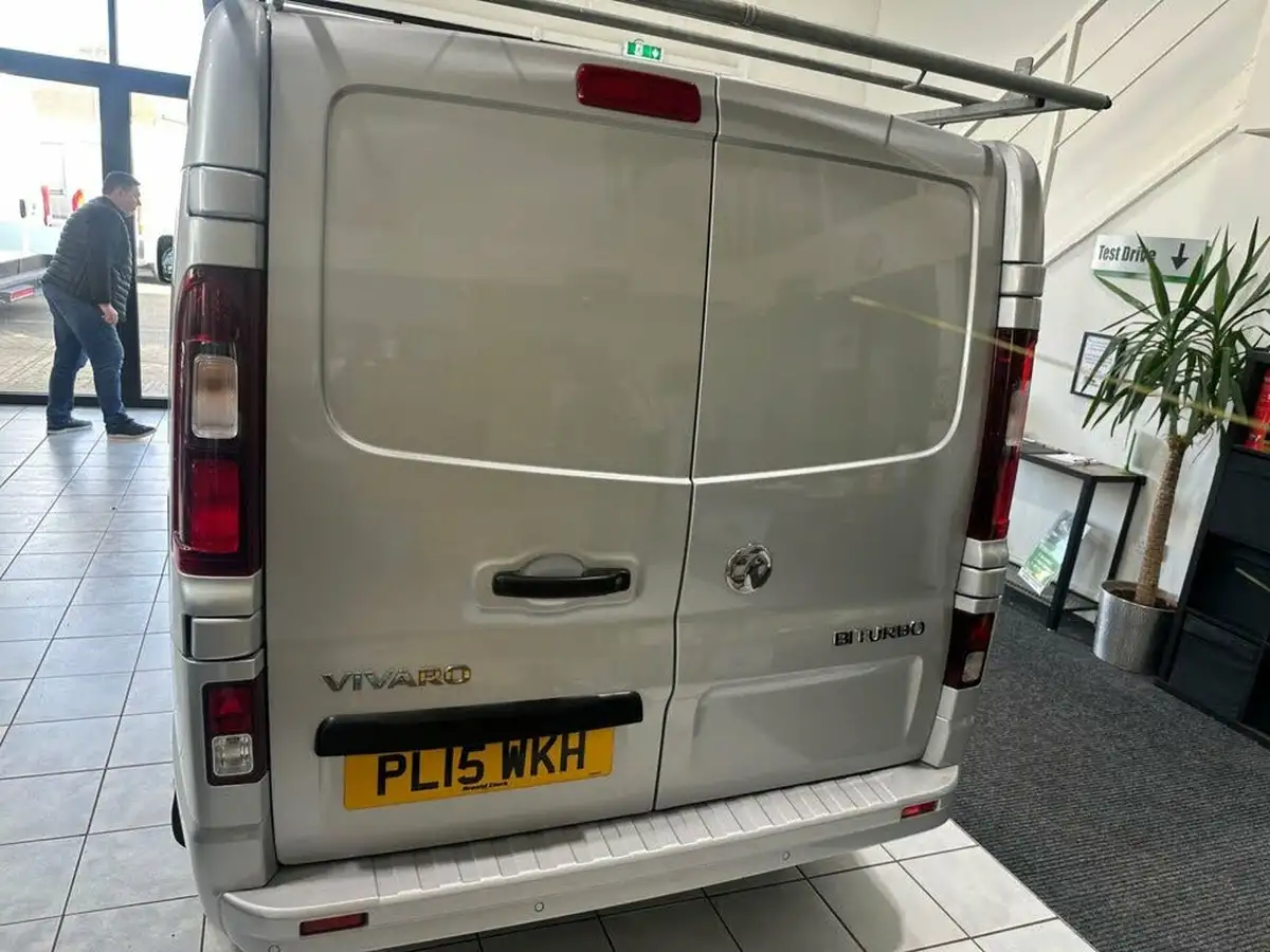 2015-vauxhall-vivaro-16cdti-sportive-2700-ecoflex-l1h1-120ps-big-47