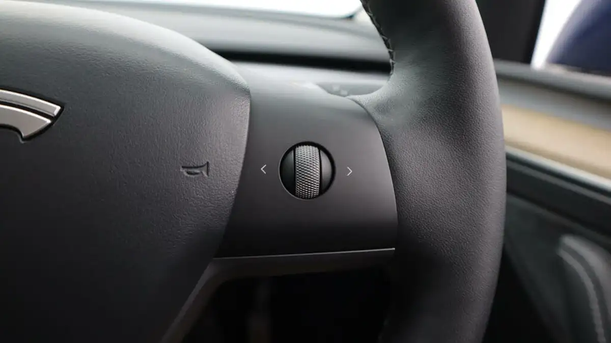 2022-tesla-model-y-e-long-range-big-24