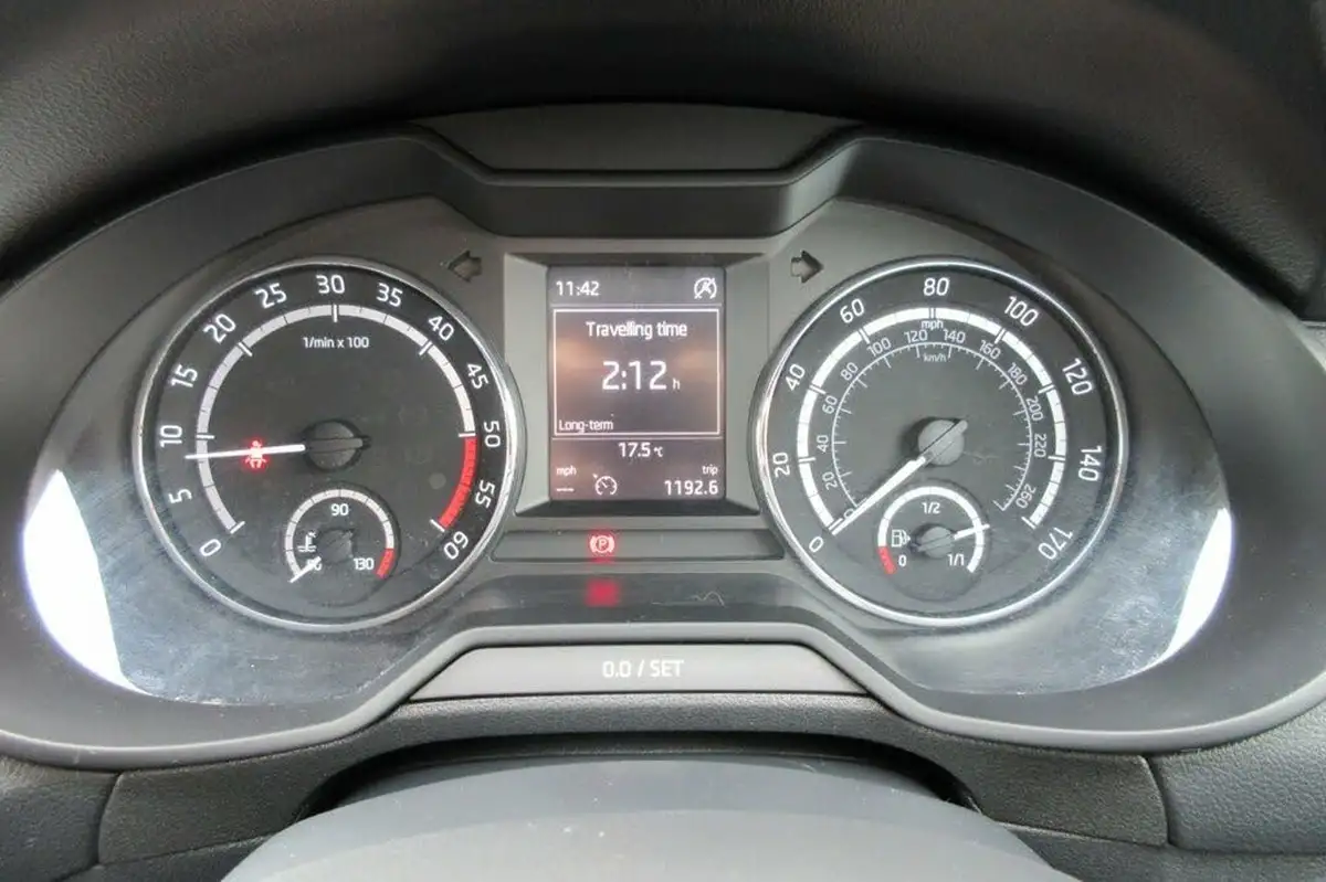 2014-skoda-octavia-20tdi-vrs-estate-big-22