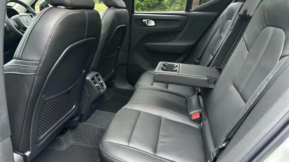 2024-volvo-xc40-20-b3-ultra-dark-big-28