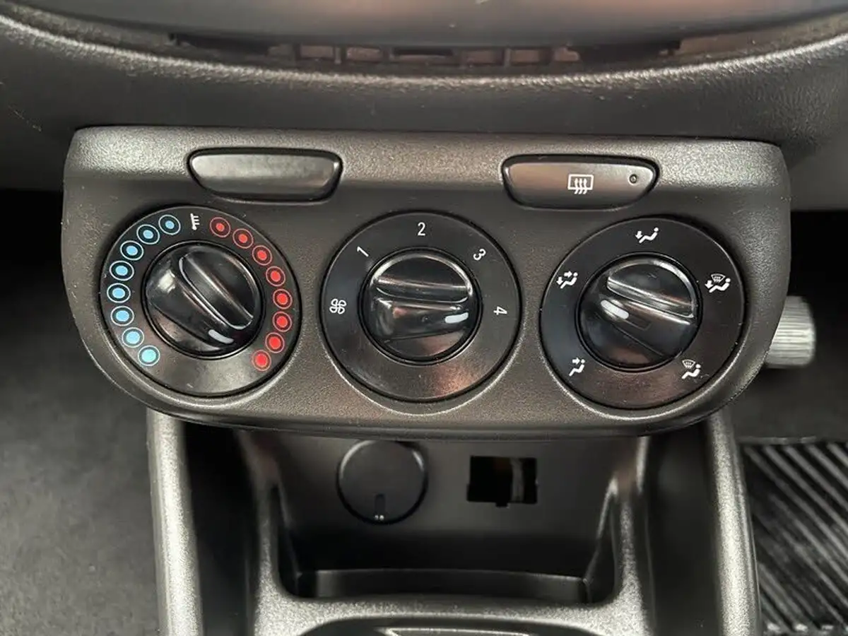 2015-vauxhall-corsa-12-life-5d-big-19