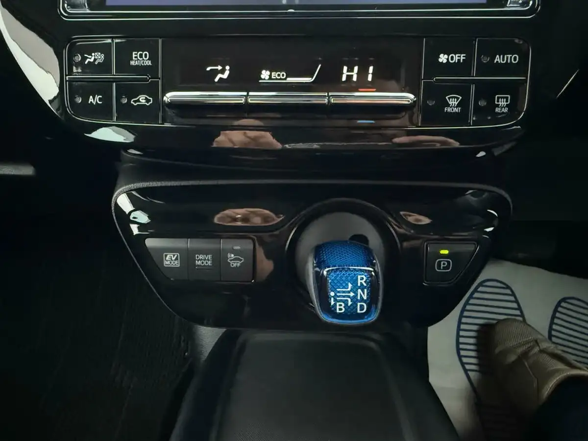 2019-toyota-prius-big-42