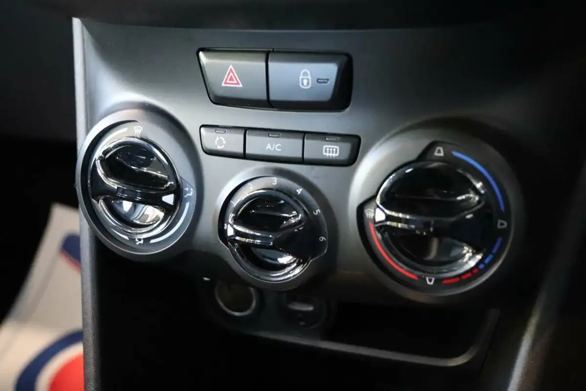 2017-peugeot-208-12-puretech-active-82bhp-ss-3d-etg5-big-39