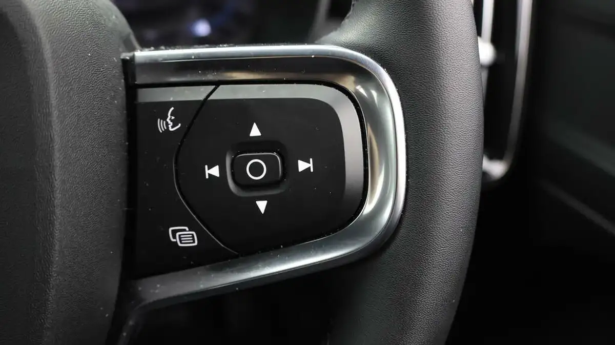 2023-volvo-xc40-20-b3-plus-big-21