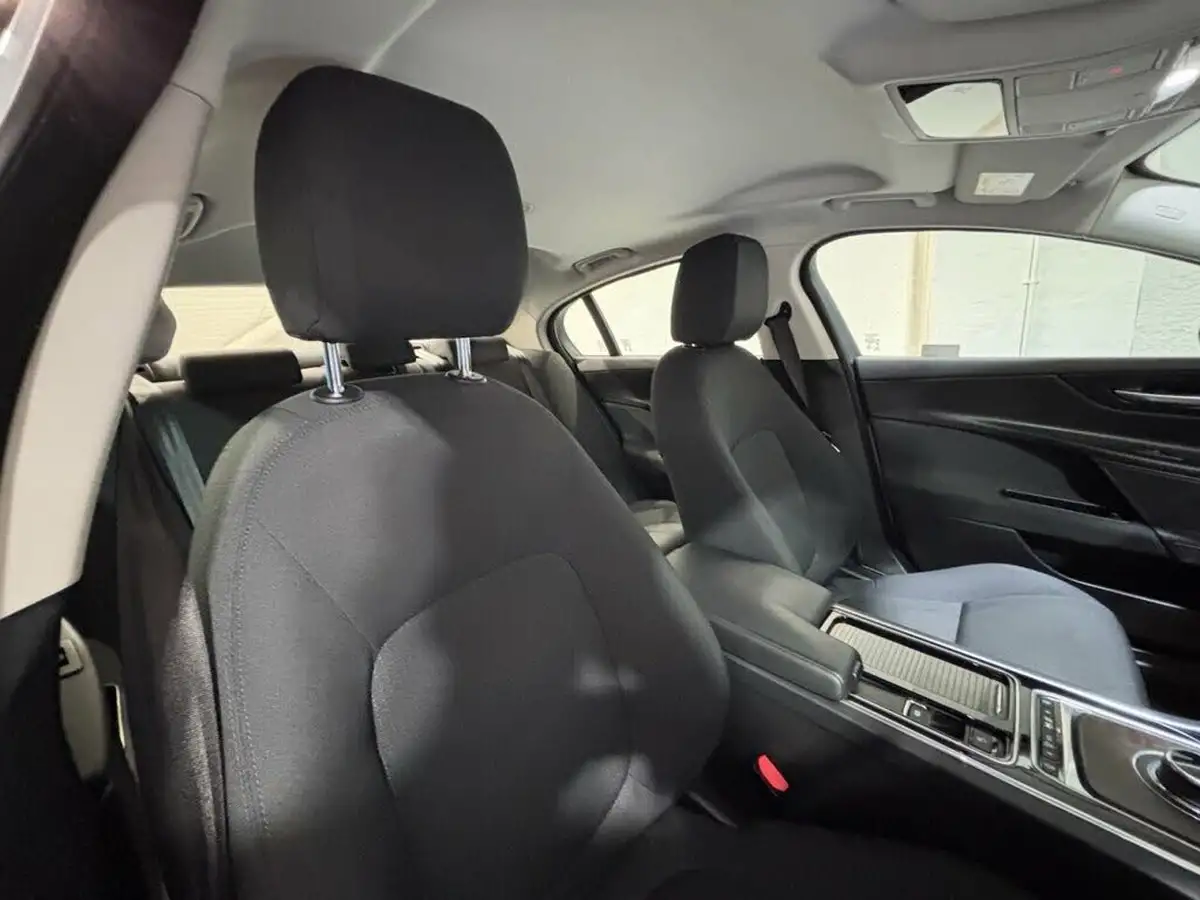 2016-jaguar-xe-big-18