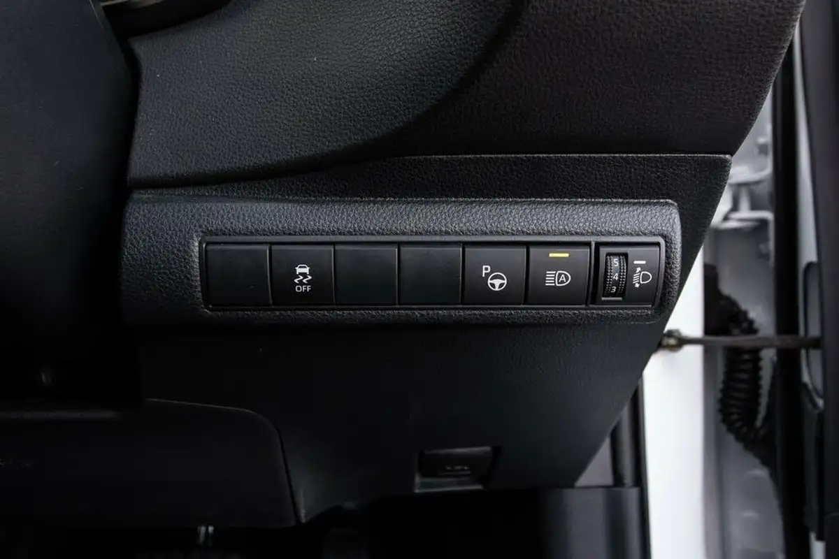 2022-toyota-corolla-18-vvt-i-design-120bhp-trk-hatchback-5d-big-15