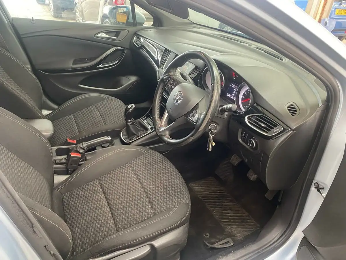 2017-vauxhall-astra-14i-sri-hatchback-big-14