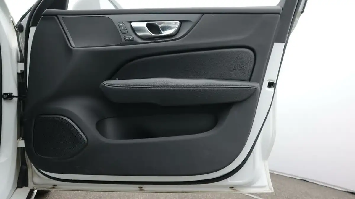 2020-volvo-v60-20td-b4-momentum-big-15