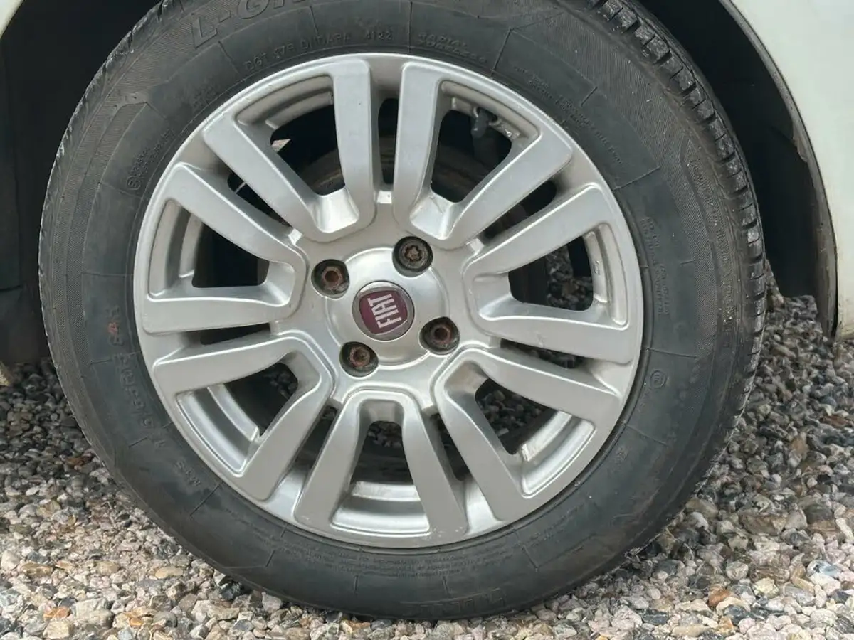 2013-fiat-punto-12-easy-no-ss-5d-big-11