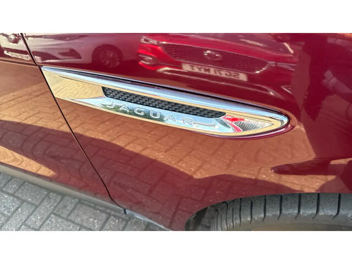 2016-jaguar-f-pace-20-i4d-portfolio-awd-big-43