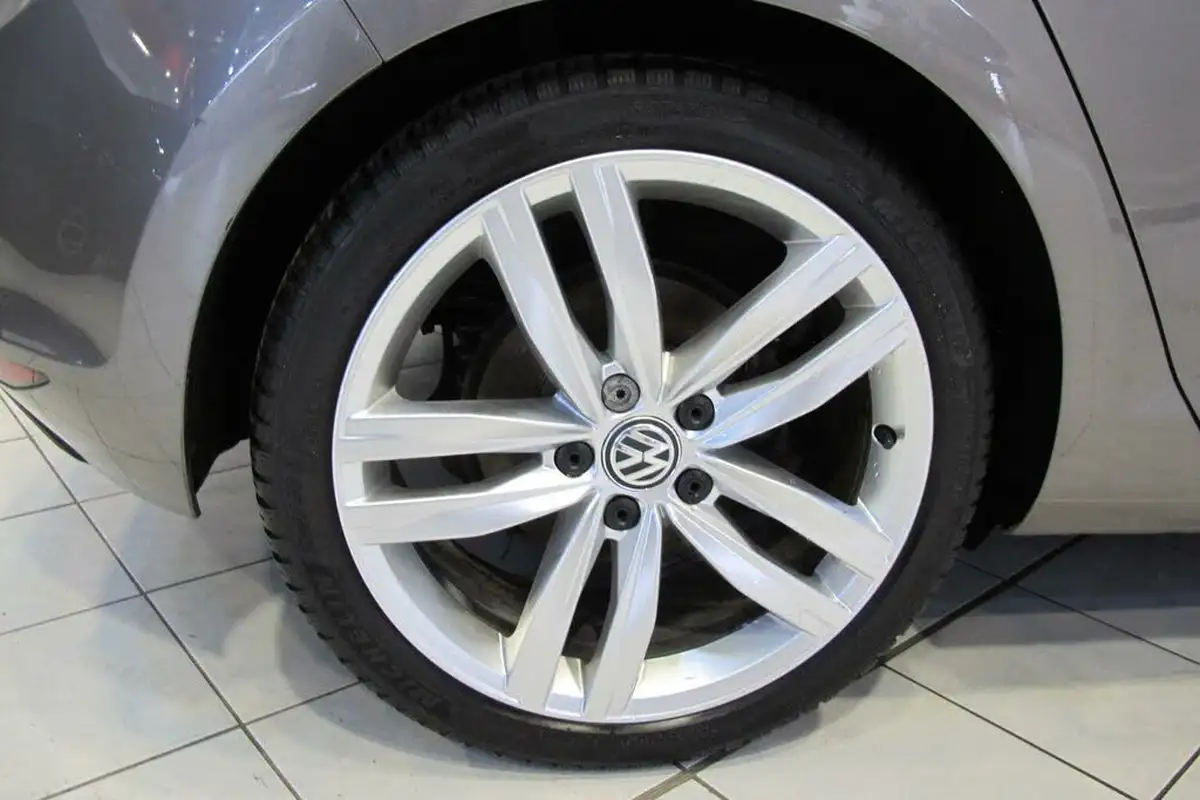 2016-volkswagen-golf-20tdi-gt-edition-5d-dsg-big-47