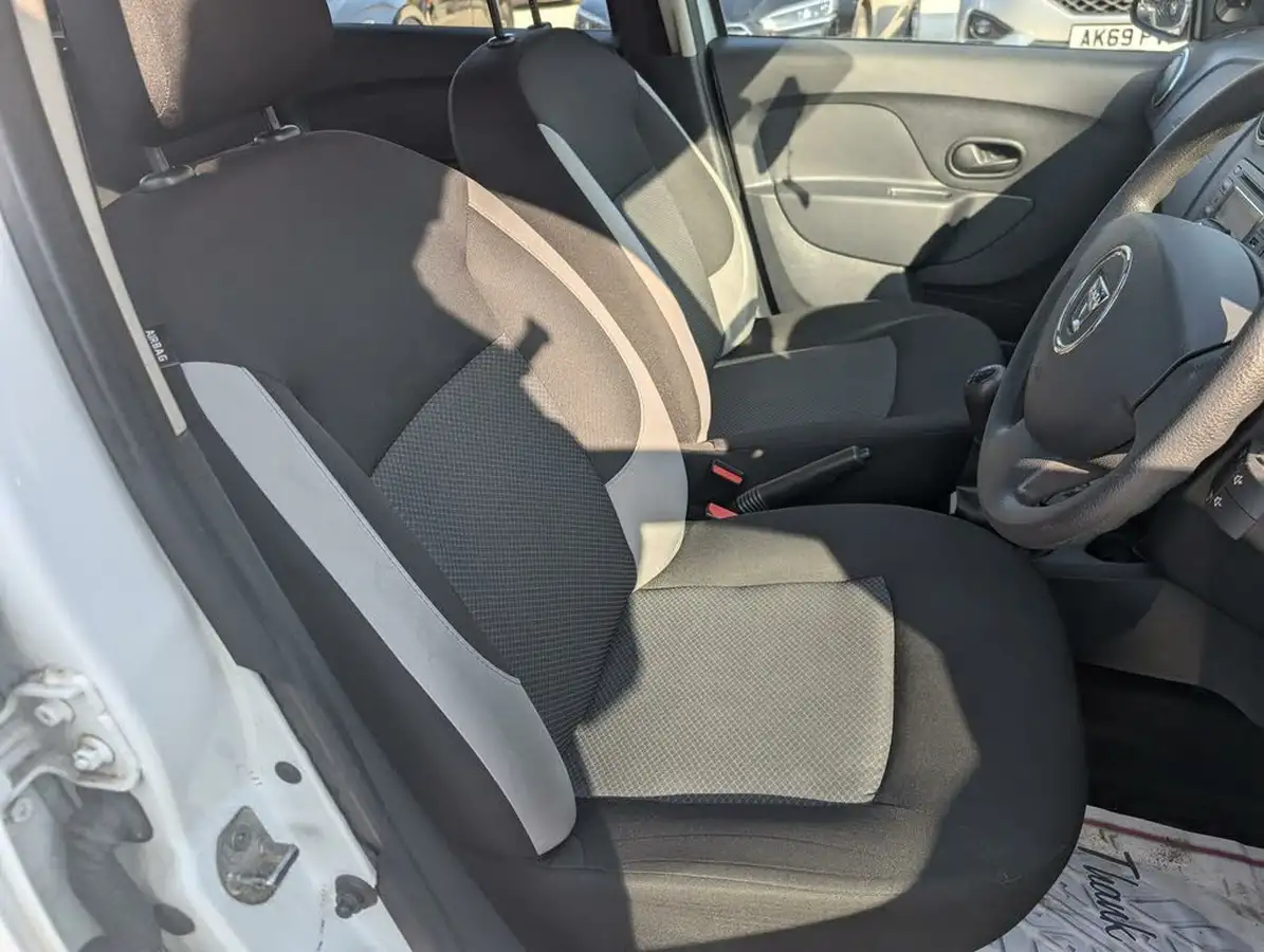 2015-dacia-sandero-12-ambiance-big-8