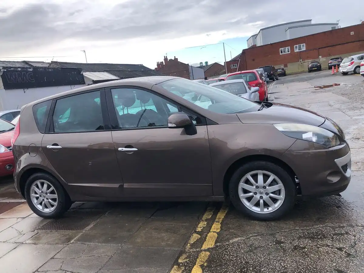2010-renault-scenic-15td-privilege-tom-tom-big-15