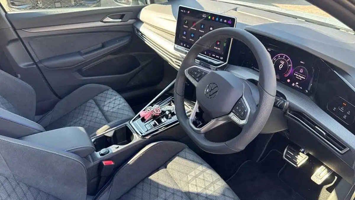 2024-volkswagen-golf-15-etsi-r-line-hatchback-big-5