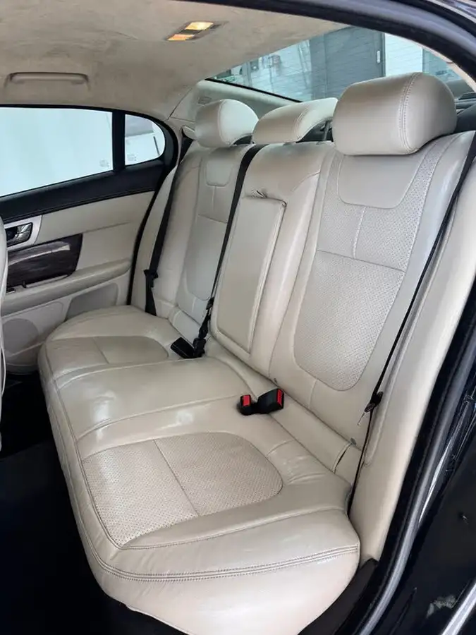 2011-jaguar-xf-30td-s-portfolio-big-19