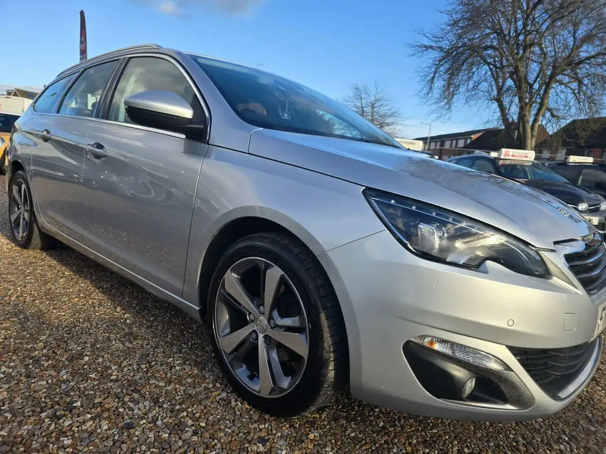 2016-peugeot-308-sw-12-puretech-allure-130bhp-eat6-big-14