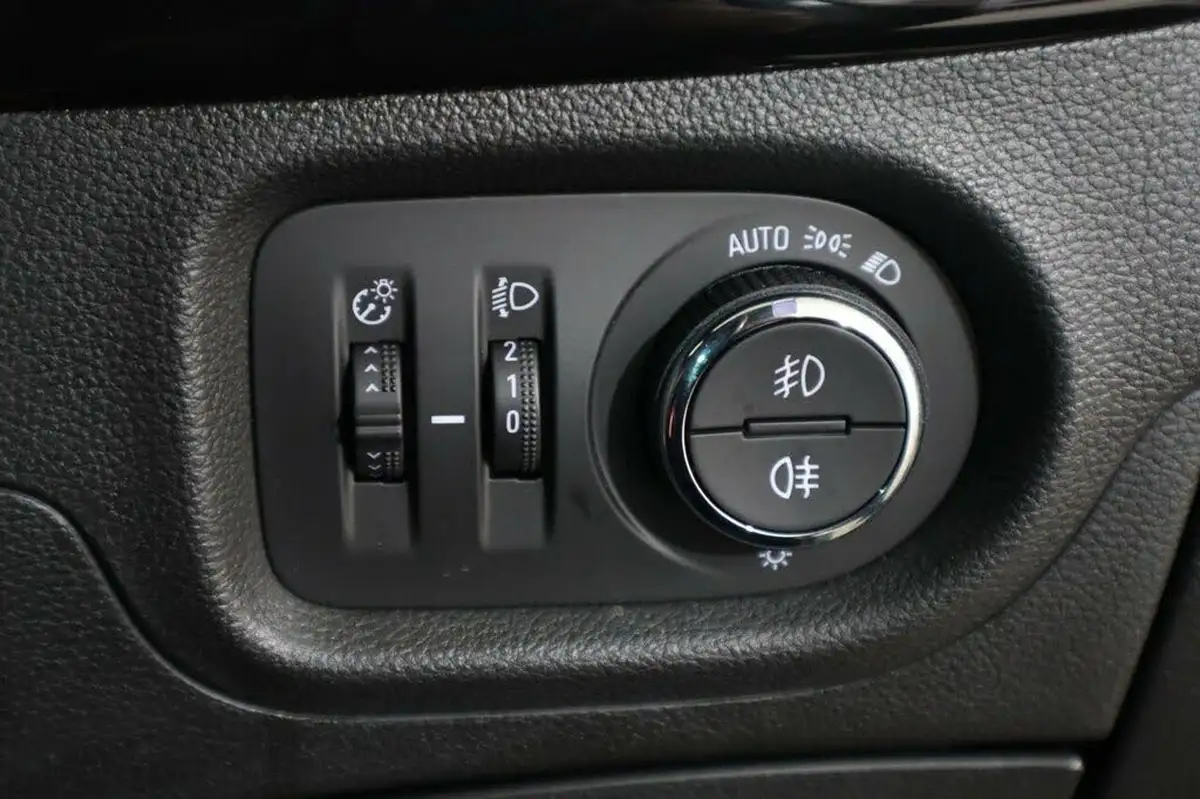 2021-vauxhall-astra-12-turbo-griffin-edition-hatchback-big-27
