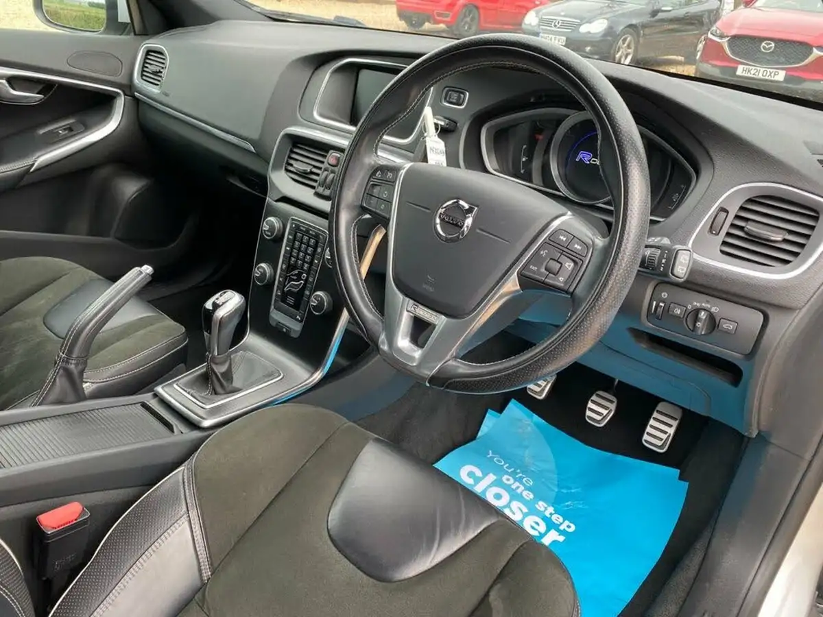 2017-volvo-v40-20td-d2-r-design-nav-plus-big-19