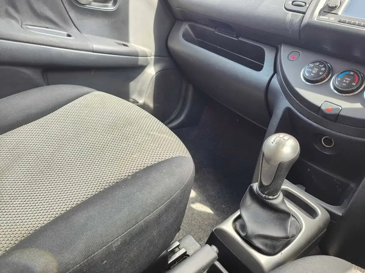 2011-nissan-note-14-n-tec-big-69