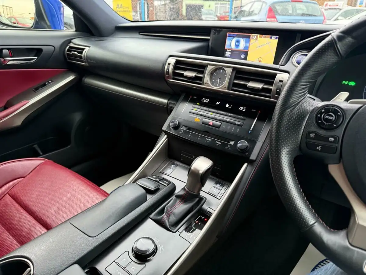 2013-lexus-is-300h-25-f-sport-big-41