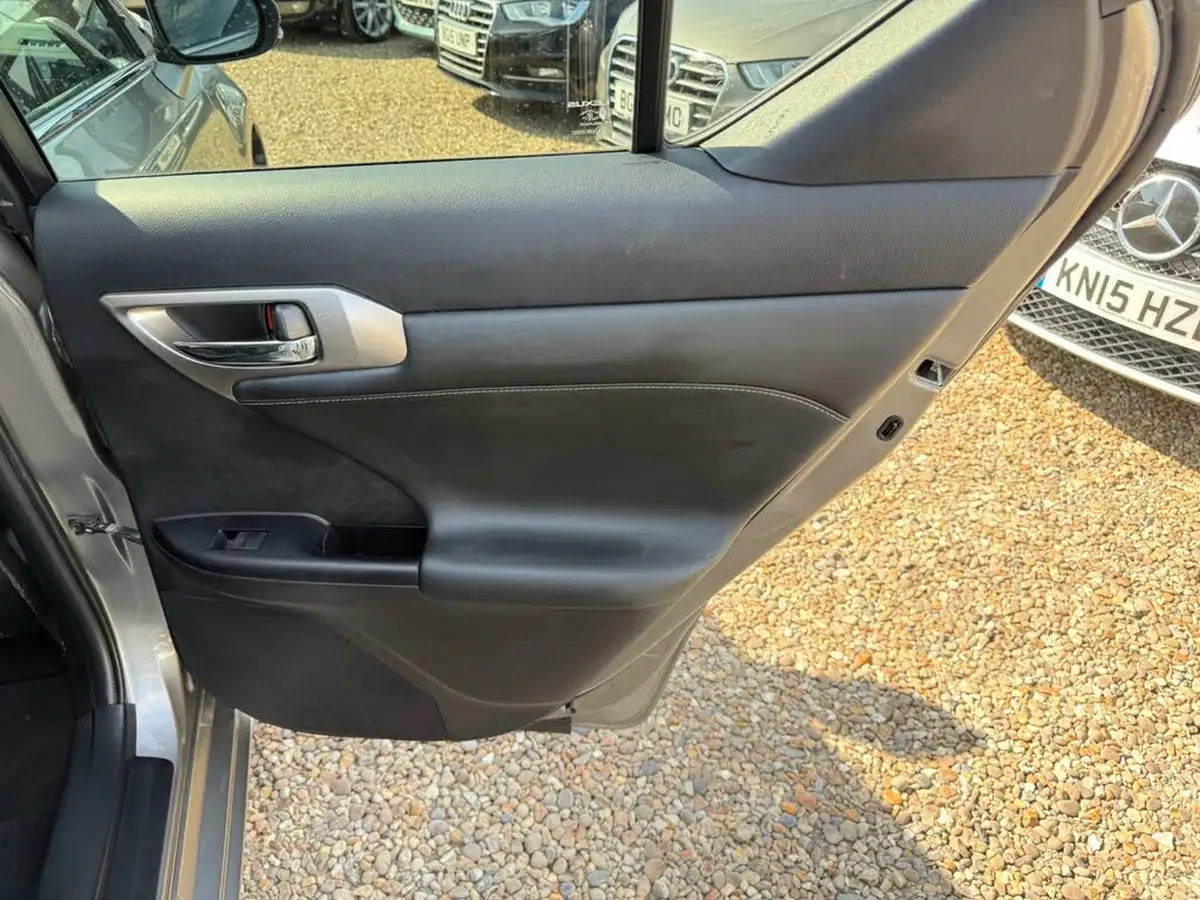 2015-lexus-ct-200h-18-advance-plus-big-28