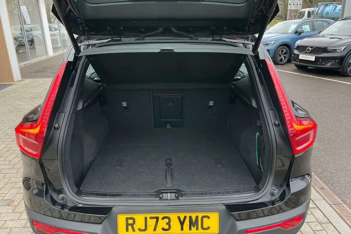 2023-volvo-xc40-20-b3-plus-big-18