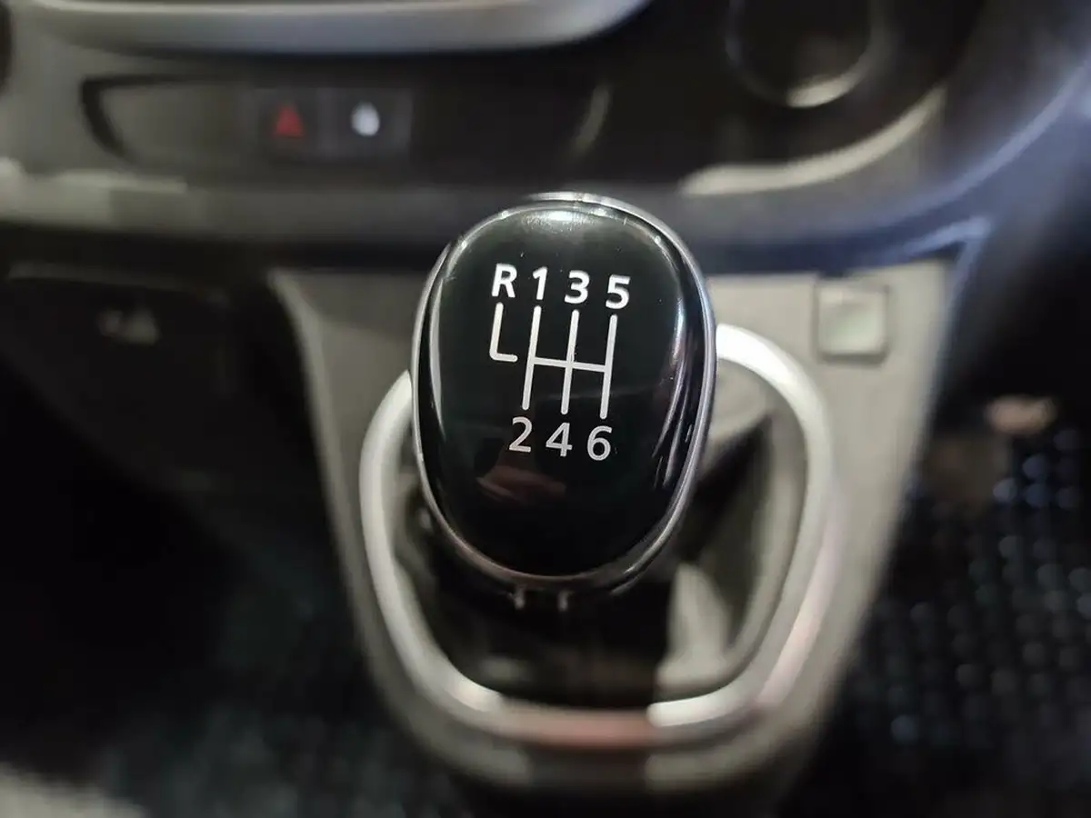 2019-renault-trafic-20dci-sl28-energy-120-sport-big-33