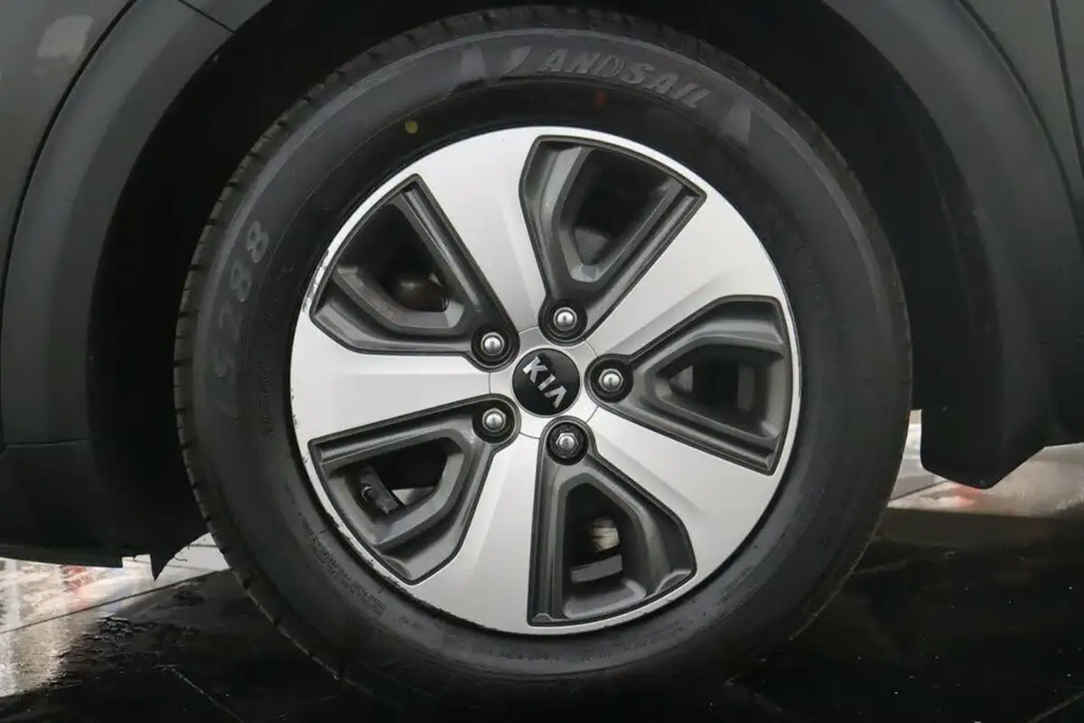 2018-kia-niro-16-gdi-3-156kwh-16-alloy-wheels-big-33