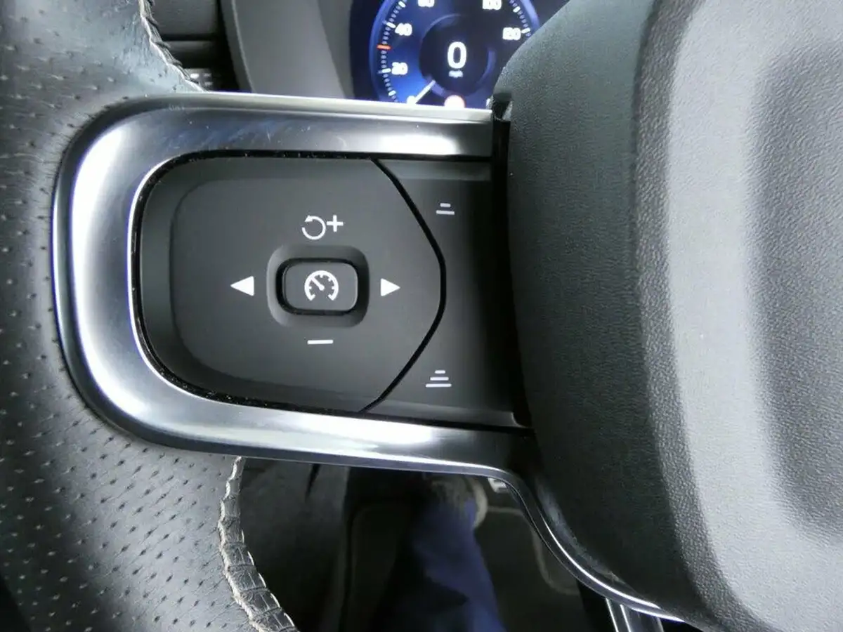2021-volvo-xc40-15-t3-r-design-163bhp-big-12