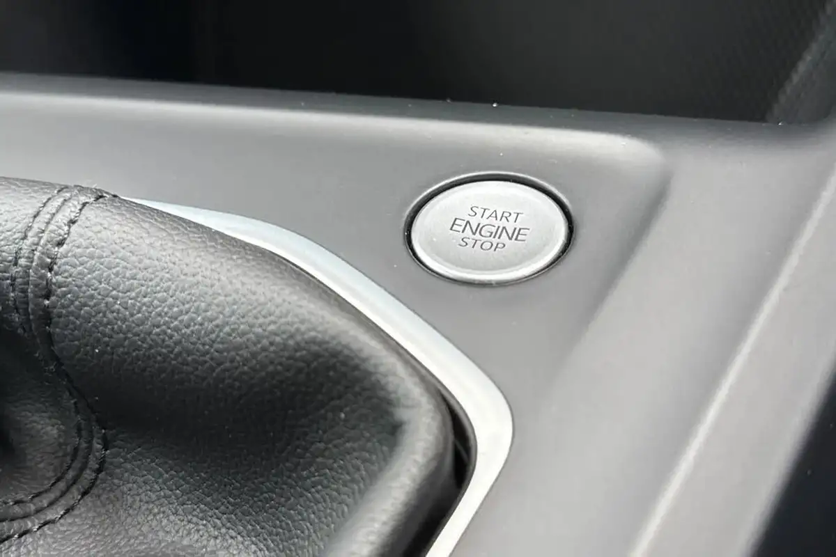 2022-volkswagen-golf-15-tsi-active-150ps-big-35